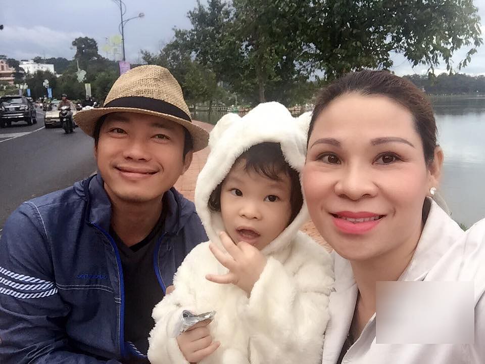 Kinh Quốc cùng vợ và con gái