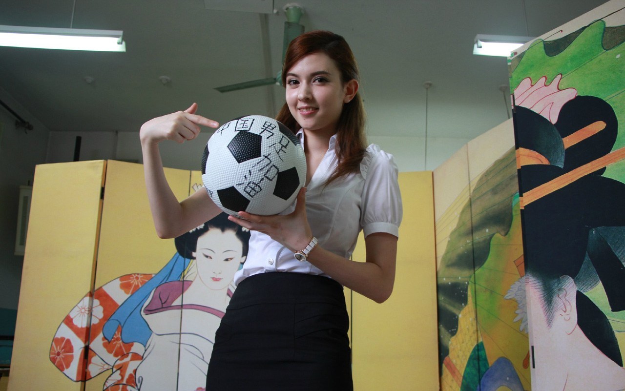 Top 5 mỹ nữ phim 18 Nhật Bản cuồng si bóng đá - Hình 4