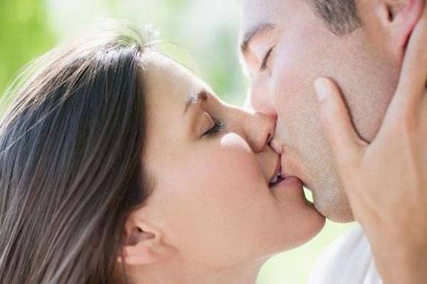 Gái dâm thường giỏi hôn môi