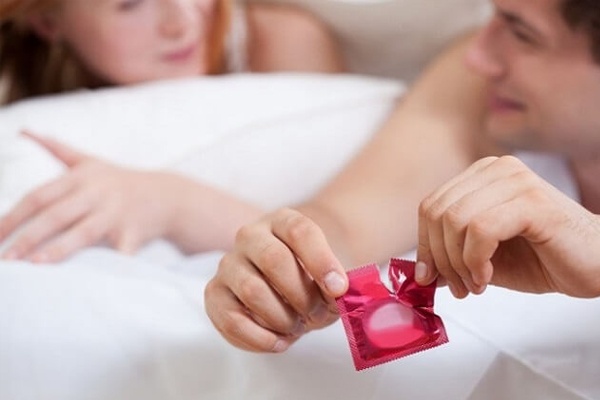 Sử dụng bao cao su để tránh các bệnh lây nhiễm qua đường tình dục
