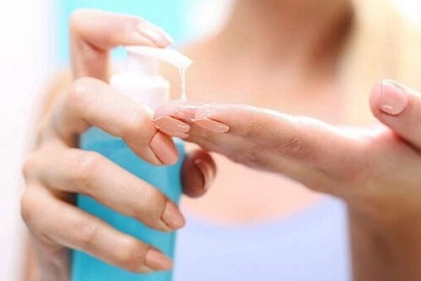 Sử dụng gel bôi trơn là giải pháp giúp bạn gái giảm đau rát khi 