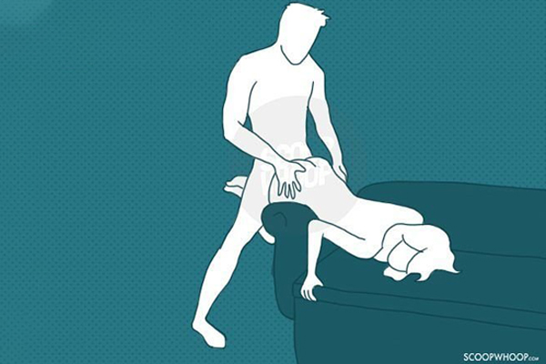 Tư thế Doggy trên ghế sofa giúp cả hai giảm áp lực lên chân và đầu gối