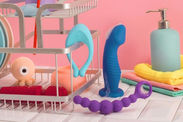Vệ sinh sạch sẽ đồ chơi tình dục trước và sau khi sử dụng