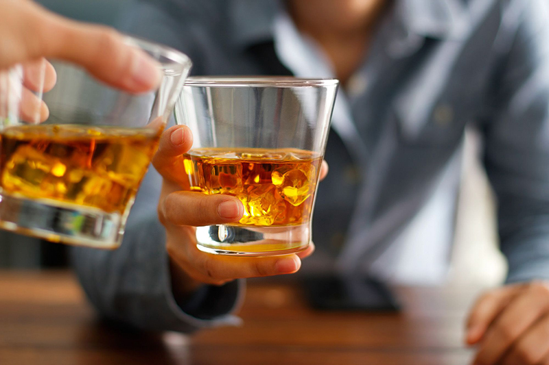 Hạn chế đồ uống có cồn để đảm bảo sức khỏe tình dục ở nam giới