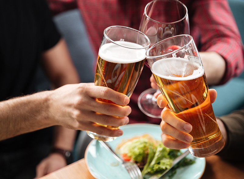 Thuốc lá, rượu bia,… là một trong những tác nhân dẫn đến giảm số lượng tinh trùng ở nam giới