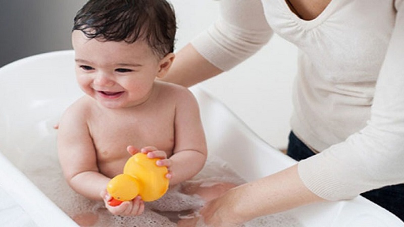 Cha mẹ nên lột bao quy đầu của trẻ lúc tắm để giảm thiểu nguy cơ làm trầy xước dương vật