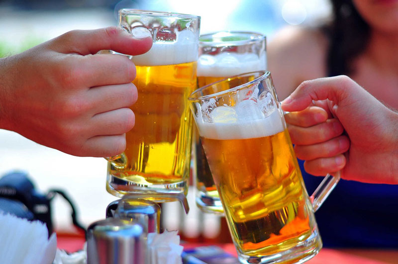 Uống rượu thường xuyên làm tăng nguy cơ vô sinh ở nam giới