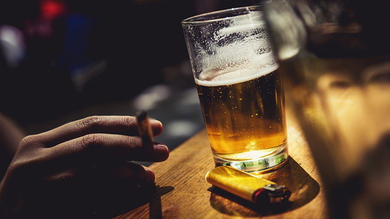 Sử dụng rượu quá nhiều làm tăng nguy cơ vô sinh ở nam giới