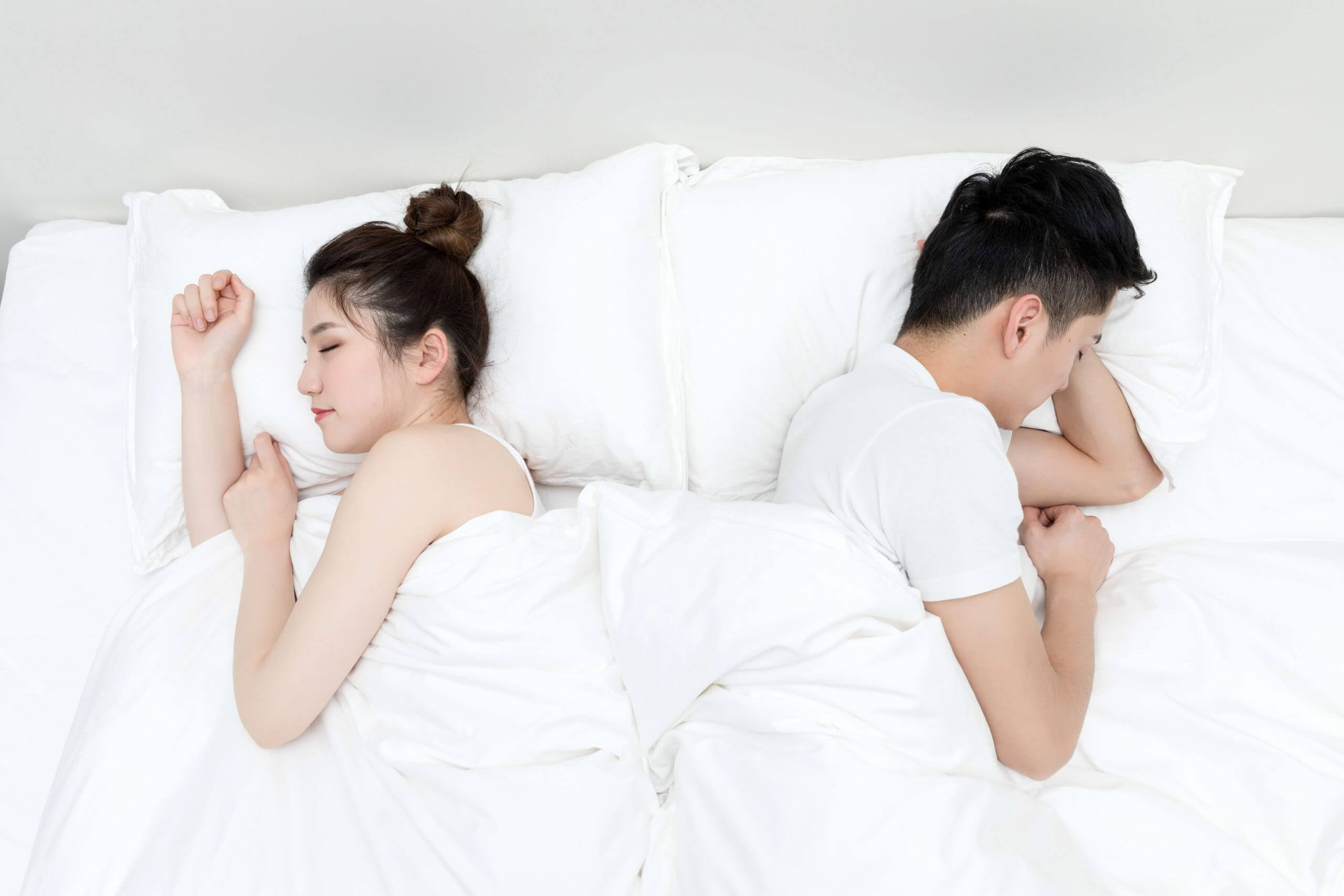 Những cặp vợ chồng giận nhau có nên ngủ riêng?