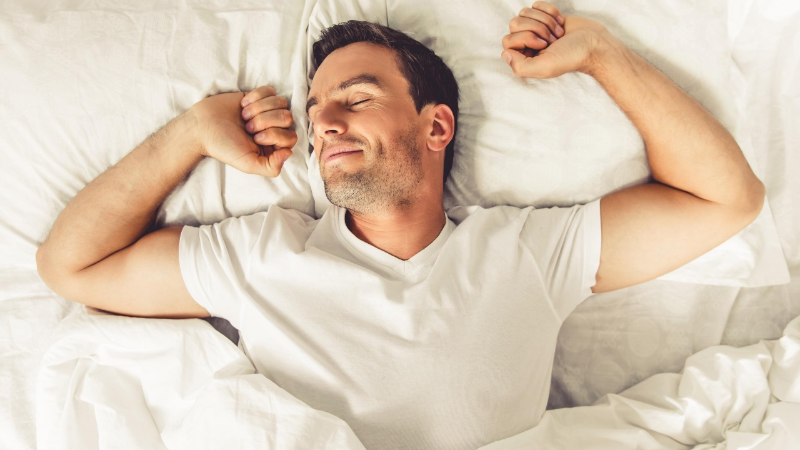 Khi bạn đạt cực khoái, não của bạn sẽ tiết ra hormone làm giảm căng thẳng và giúp bạn ngủ ngon hơn