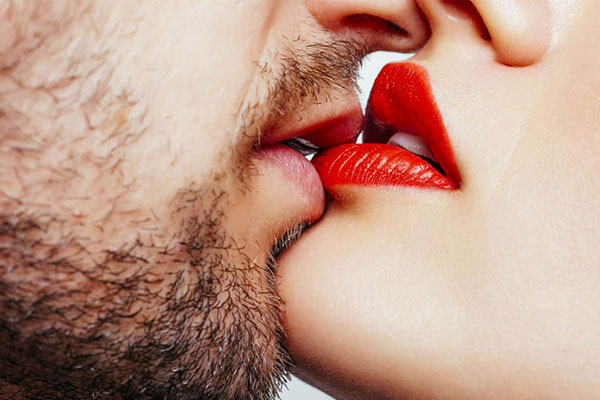 Nụ hôn luôn là sự khởi đầu của một tình yêu đích thực