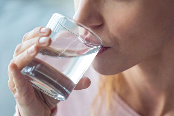 Uống đủ nước mỗi ngày cũng giúp giảm mùi hôi của cô bé