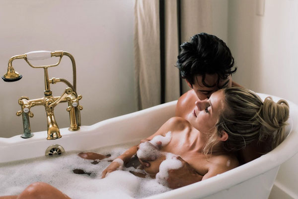 Tắm chung là hành động yêu thích của nhiều cặp đôi