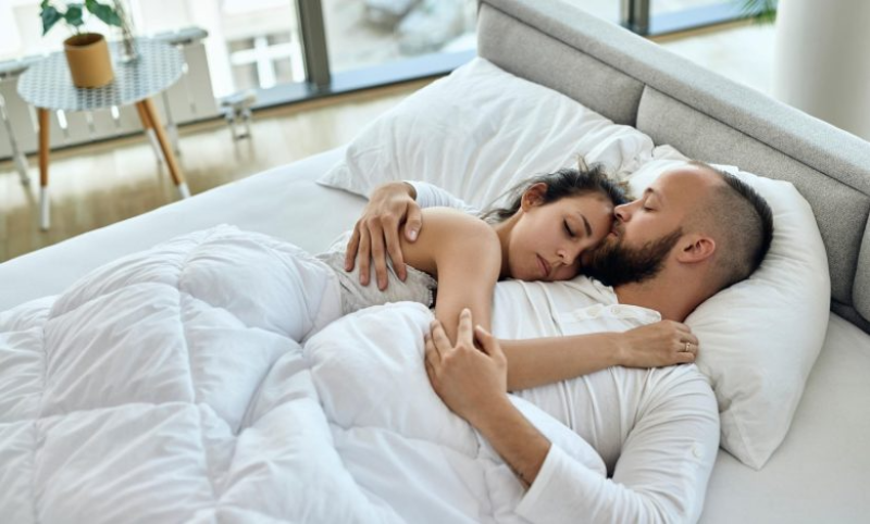 Nồng độ cortisol giảm trong khi quan hệ tình dục, khiến bạn dễ ngủ hơn