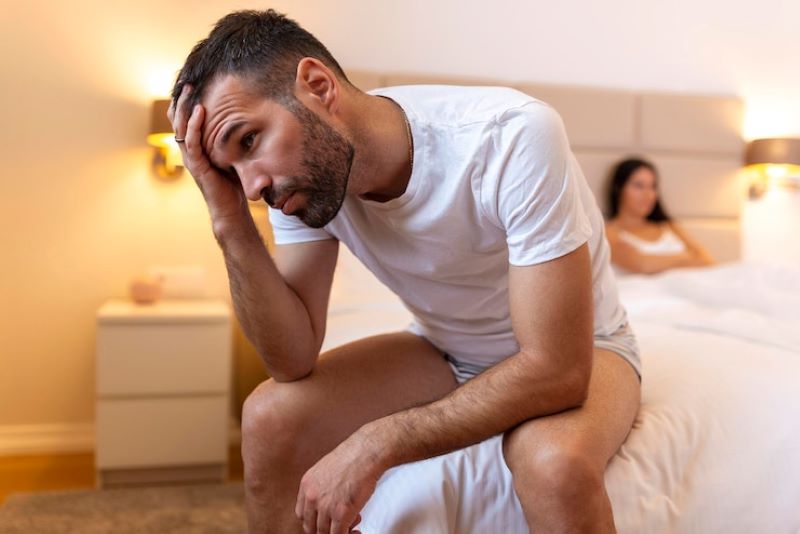Chồng yếu sinh lý làm giảm khả năng quan hệ, ảnh hưởng đến đời sống tình dục.