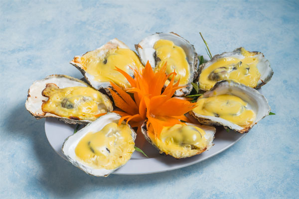 Grilled oysters with cheese is a favorite dish of many young people.