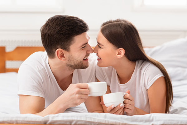 Thưởng thức một tách cà phê để tăng ham muốn tình dục