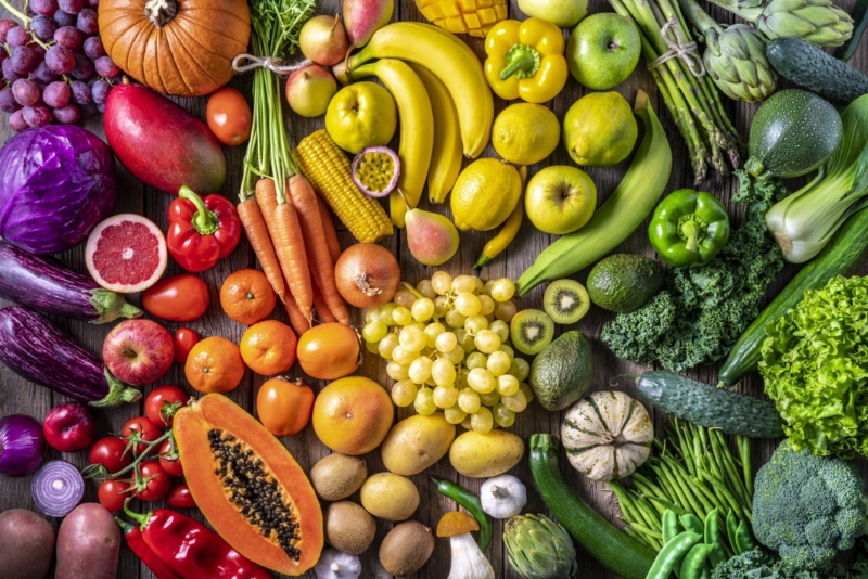 Thực phẩm giàu vitamin, rau xanh và hoa quả tươi có lợi cho người bệnh mụn cóc 