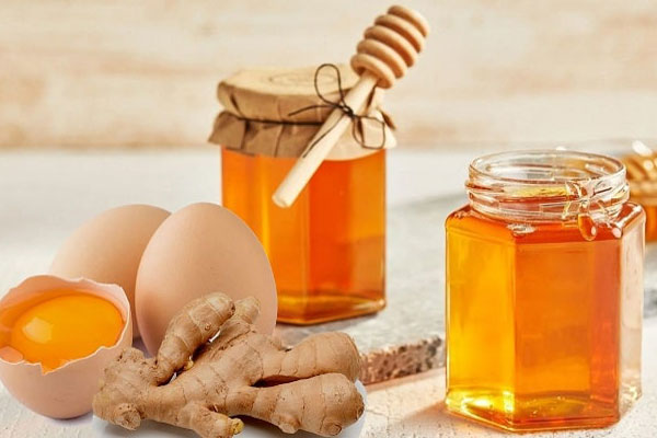 Sử dụng gừng, trứng gà luộc kết hợp với mật ong để cải thiện.