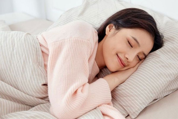 Thèm ngủ cũng là dấu hiệu phổ biến mà nhiều chị em thường gặp phải.