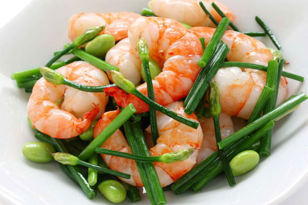 Stir-fried shallot leaves with shrimp is a dish with delicious flavor.