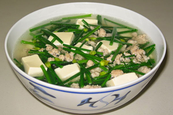 Tofu soup with shallot leaves is very simple to cook.