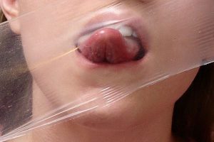 Bao cao su cho lưỡi thường được dùng cho các cặp đôi oral sex