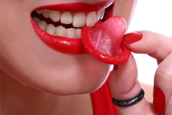 Không nên dùng răng để cố định bao cao su, có thể dẫn đến tình trạng rách mất an toàn