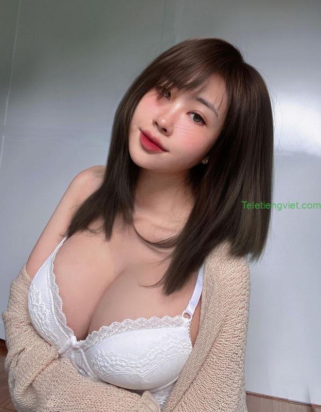 Ngắm 110+ ảnh Thúy Emi lộ ngực to tròn đẫy đà khiến anh em “ngộp thở”